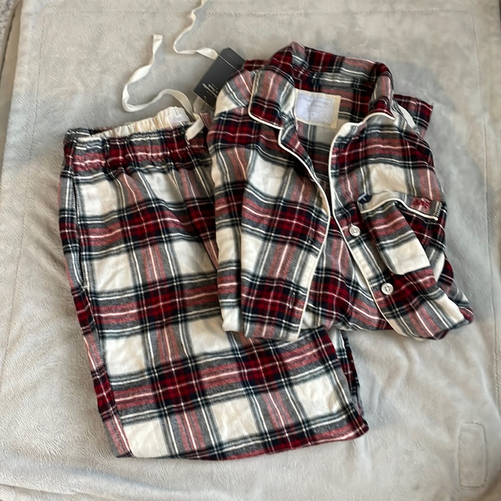 NWT Abercrombie & Fitch red plaid pajama set— size small